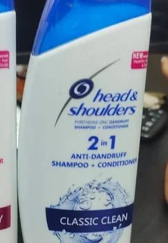 Head & Shoulders Classic Clean 2 in 1 Anti Dandruff Shampoo & Conditioner in a 400ml bottle, combining hair cleansing and conditioning with anti-dandruff care.
